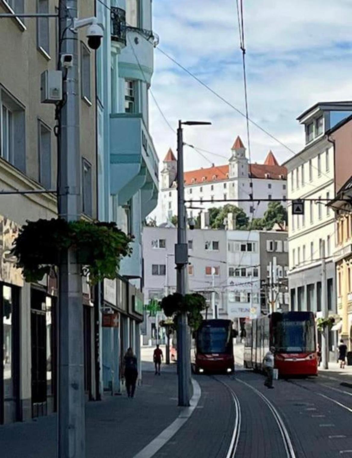Plaza De Luxe Apartment Bratislava Luaran gambar